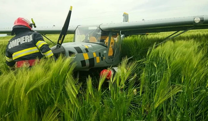 Un-avion-de-mici-dimensiuni-aterizare-forat-ntr-un-lan-de-gru-n-IalomiaDe-ce-a-recurs-pilotul-la-acest-gest