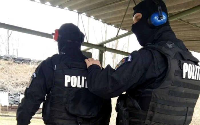 Un-brbat-violent-pe-strad-n-centrul-oraului-Trgu-Bujor-prins-de-poliiti-i-lupttorii-SAS