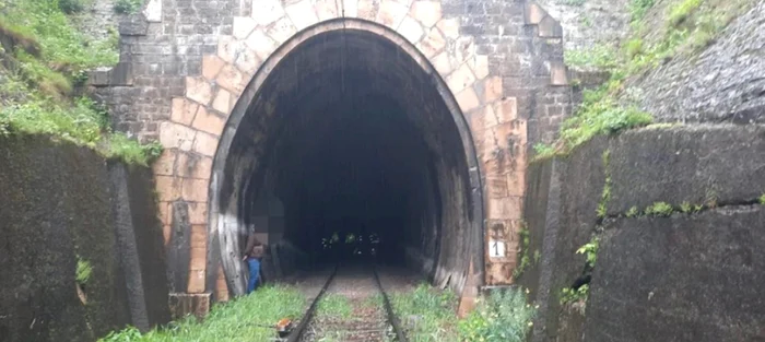 Un-copil-de-9-ani-i-tatl-lui-lovii-de-un-tren-ntr-un-tunel-din-apropiere-de-Orova-Victimele-n-stare-grav