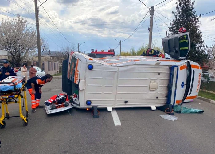 Un-copil-se-zbate-ntre-via-i-moarte-dup-ce-o-ambulan-a-fost-dobort-de-un-autoturism-n-Urziceni