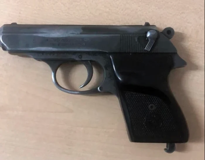 Un-licean-din-Sovata-a-mers-la-coal-cu-o-arm-airsoft-Cine-a-gsit-pistolul-n-timpul-orelor-de-curs
