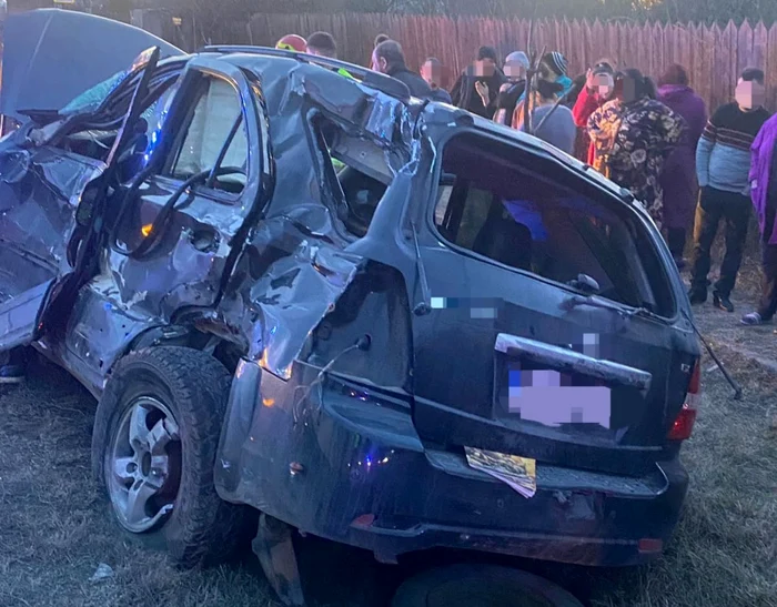Un-mort-i-doi-rnii-dup-ce-un-TIR-i-un-autoturism-s-au-izbit-pe-DN-2-