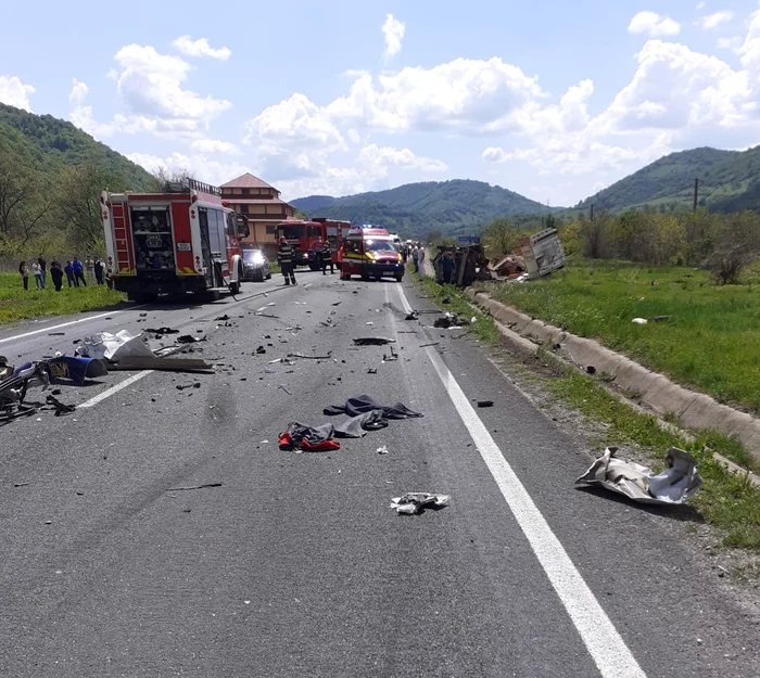 -Un-om-a-murit-i-ali-patru-au-fost-rnii-ntr-un-accident-cu-un-autocar-o-autoutilitar-i-trei-autoturisme-pe-DN6-FOTO