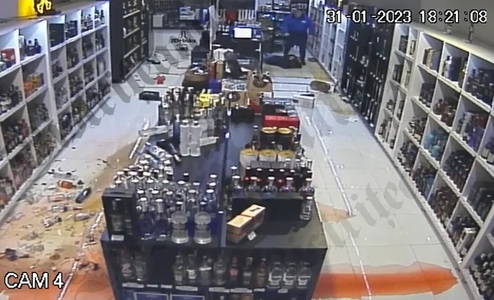 Un-taximetrist-a-fcut-prpd-ntr-un-magazin-din-Bistria-A-spart-zeci-de-sticle-de-alcool