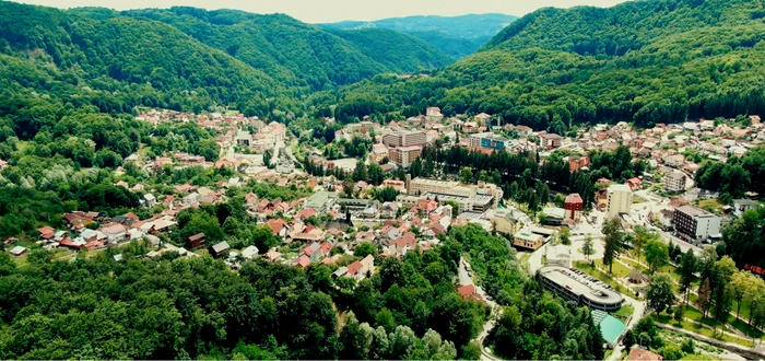 Un-tnr-s-a-izbit-cu-ATV-ul-de-zidul-de-pe-marginea-drumului-n-timp-ce-plimba-un-turist-i-a-murit