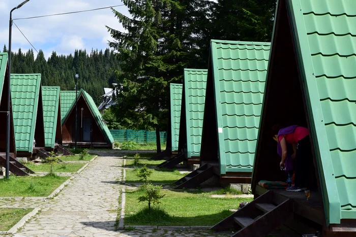 Vacan-la-camping-n-rcoarea-Munilor-Bucegi-Ct-cost-o-caban-pentru-dou-persoane-FOTO
