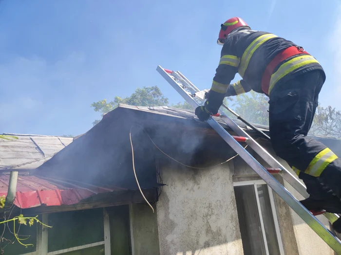 Vrancea-Trei-persoane-au-suferit-atacuri-de-panic-dup-ce-casa-n-care-locuiau-a-luat-foc