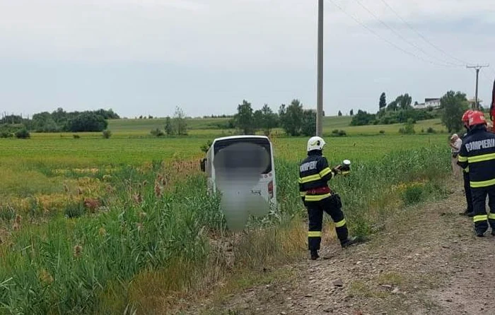 ase-rnii-n-urma-unui-accident-rutier-pe-E85-Un-autocar-a-ieit-n-decor