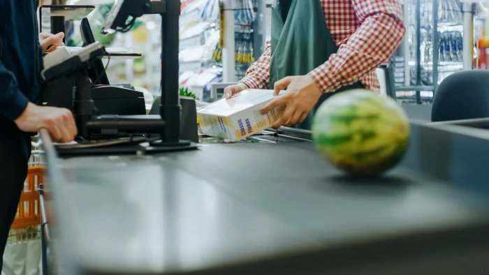 Un-angajat-al-unui-lan-de-supermarketuri-a-furat-300000-de-lei-din-ncasri