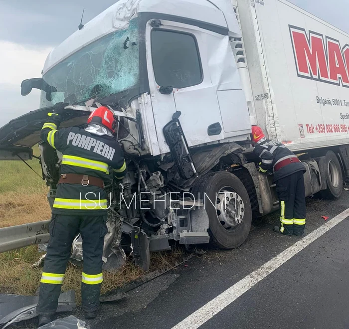 Accident-ntre-dou-camioane-pe-DN-56A-Mastodonii-s-au-izbit-ntr-o-comun-din-Mehedini