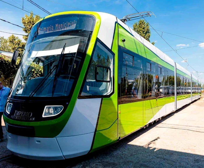 Accident-pe-linia-tramvaiului-41-geamul-uii-unui-vagon-Astra-Imperio-fcut-ndri-Ce-s-a-ntmplat