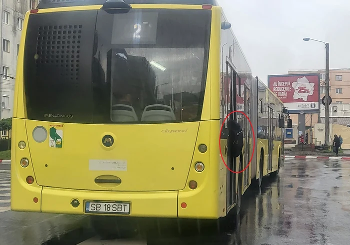 Adolescent-plimbat-cu-rucsacul-prins-ntre-uile-unui-autobuz-n-Sibiu-oferul-cercetat-disciplinar