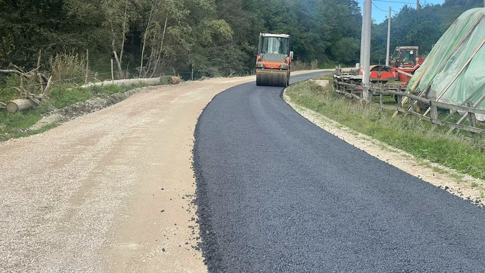 Asfaltare-pe-Transalpina-de-Apuseni-Lotul-1-de-43-kilometri-va-fi-gata-pn-la-final-de-octombrie-FOTO