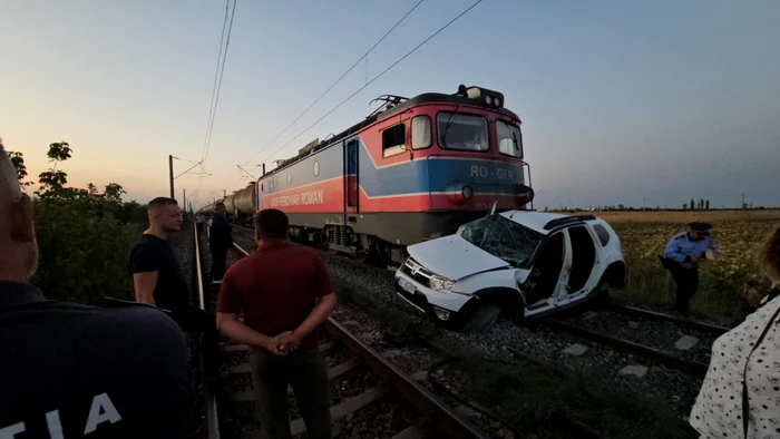 Barier-la-locul-unui-accident-feroviar-mortal-oferii-fac-zig-zag-printre-semibariere-s-treac-naintea-trenului