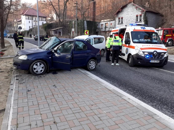 Bebelu-de-11-luni-rnit-ntr-un-carambol-pe-Valea-Oltului-n-staiunea-Climneti