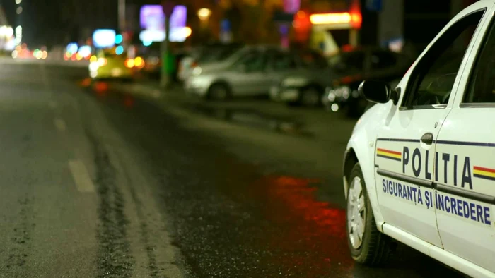Brbat-mbrcat-n-poliist-fotografiat-pe-DJ-171C-n-timp-ce-simula-oprirea-autovehiculelor