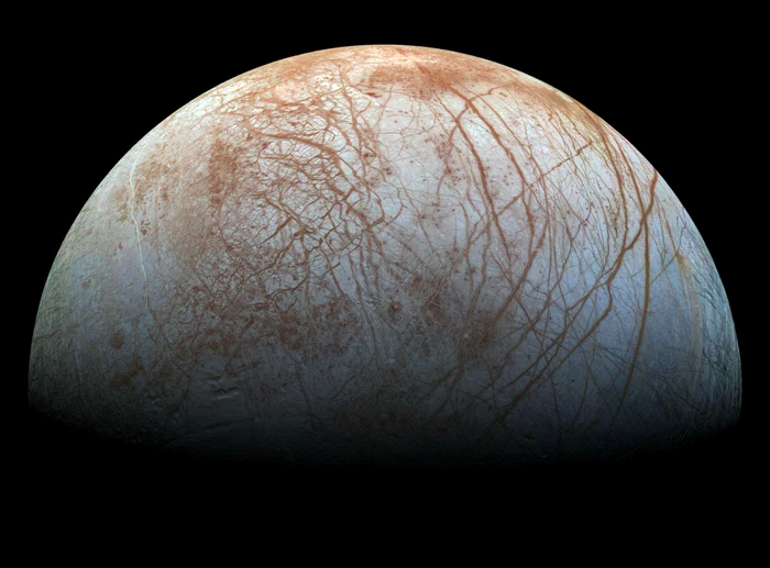 CO2-ul-detectat-pe-una-dintre-lunile-lui-Jupiter-provine-de-la-un-ocean-ascuns-sub-ghea----