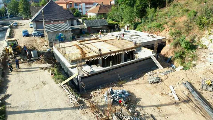 Ce-se-mai-construiete-cu-fonduri-europene-ntr-un-orel-din-Apuseni-sal-de-spectacole-cu-fos-pentru-orchestr