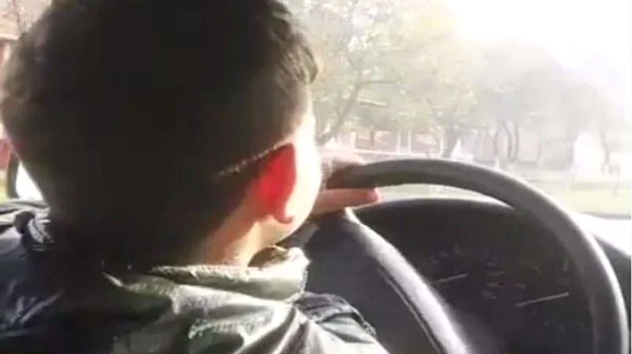 Copil-de-10-ani-surprins-la-volanul-unei-maini-de-un-poliist-n-timpul-liber-O-femeie-i-ncredinase-vehiculul