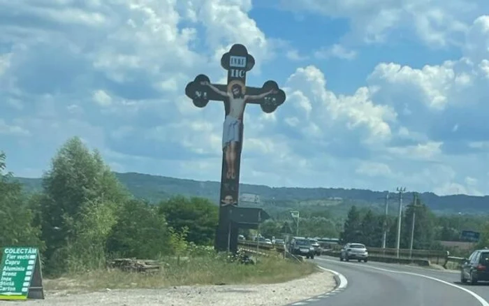 Cum-au-aprut-dou-cruci-gigant-pe-drumul-dintre-Bucureti-i-Sibiu-Nimeni-nu-i-asum-amplasarea-lor