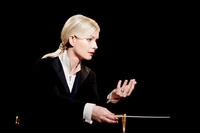 Dirijoarea-Anu-Tali-pe-scena-Festivalului-Internaional-George-Enescu