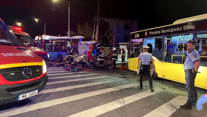 Dou-autobuze-i-un-autoturism-implicate-ntr-un-accident-n-Sibiu-Un-om-a-murit-ali-doi-sunt-rnii