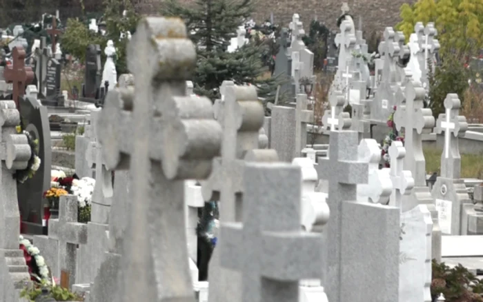 Dou-cadavre-de-copii-gsite-n-cimitir-n-cutii-termoizolante-ntr-o-groap-astupat-pe-jumtate