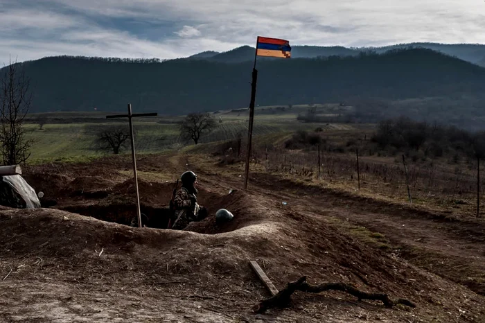 Etnicii-armeni-din-Nagorno-Karabah-au-nceput-s-predea-armele-ctre-trupele-ruse-de-meninere-a-pcii