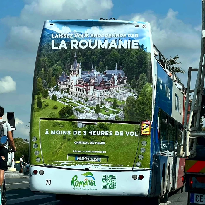 Fotografia-unui-romn-pe-autobuzele-turistice-din-Paris-Superba-reclam-fcut-Romniei-n-Frana