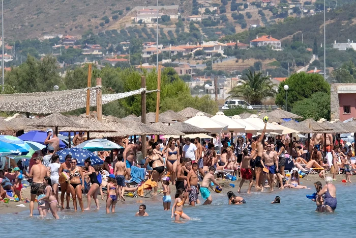 Grecia-venituri-record-din-turism-n-ciuda-incendiilor-i-a-furtunilor-devastatoare