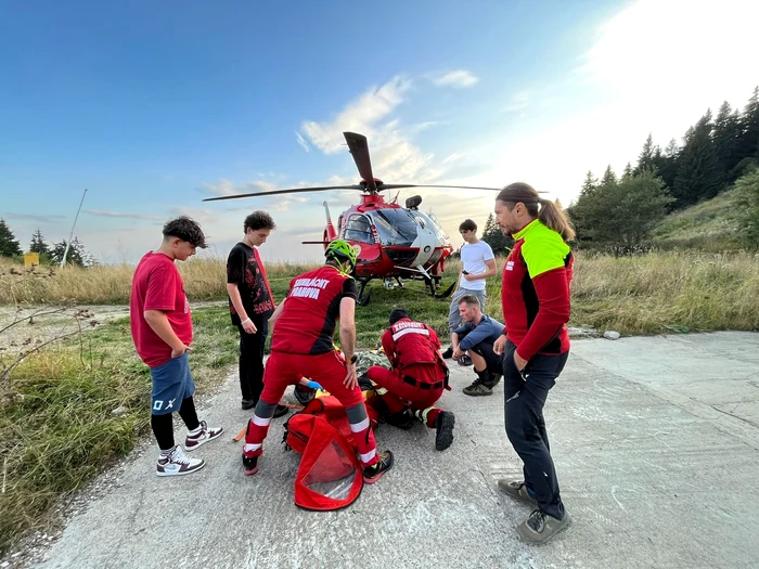 Intervenie-cu-elicopterul-SMURD-pe-munte-pentru-salvarea-unui-tnr-rnit-n-timp-ce-fcea-mountain-bike-FOTO