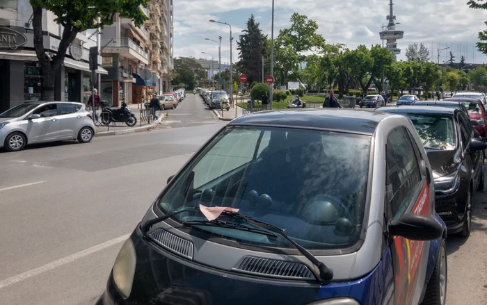 Inventivitatea-romnilor-care-merg-n-Grecia-Cum-pclesc-poliia-cnd-parcheaz-neregulamentar