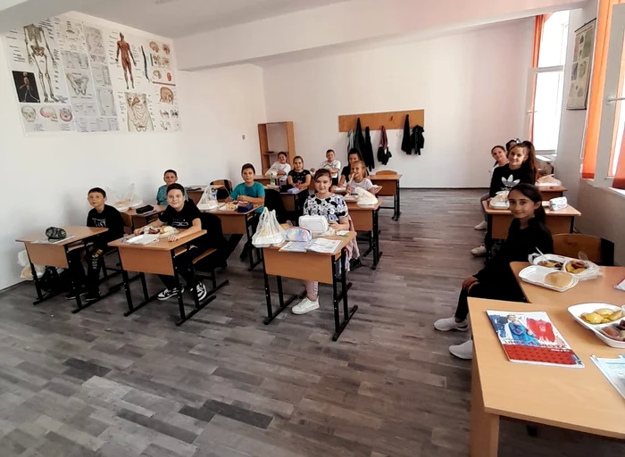 Masa-cald-soluie-contra-abandonului-colar-Ar-trebui-extins-la-nivel-naional-acest-program