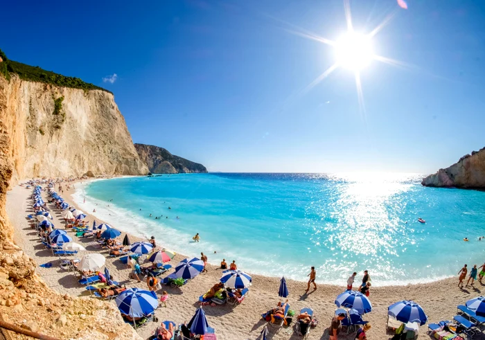 O-romnc-i-critic-dur-conaionalii-pe-care-i-a-ntlnit-pe-plaj-n-Grecia-L-au-convertit-pe-grec-s-pun-manele-cu-dedicaii
