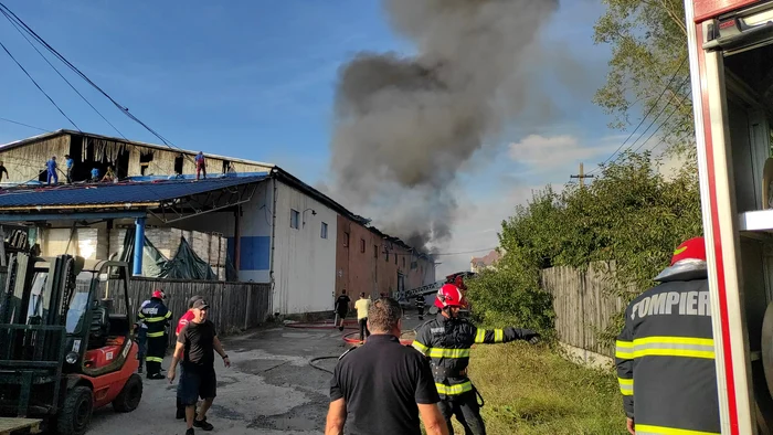 Peste-60-de-pompieri-au-intervenit-pentru-stingerea-unui-incendiu-la-un-depozit-de-cartofi-i-ngrmnt-chimic-din-Miercurea-Ciuc
