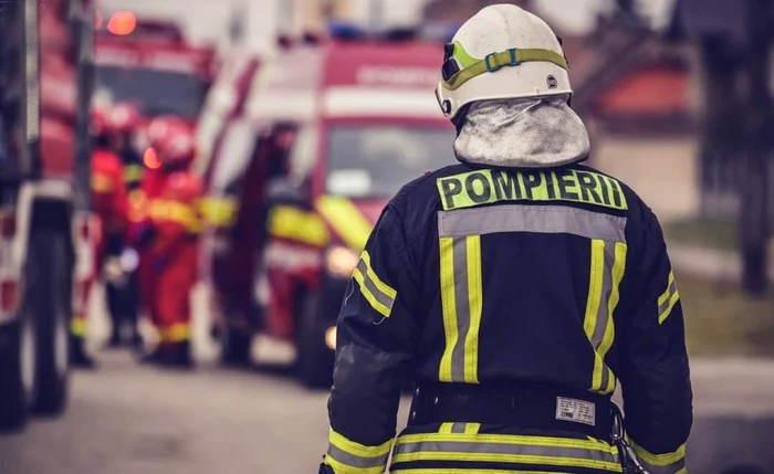 Pompierii-au-venit-fr-scar-la-incendiul-de-pe-acoperiul-unui-bloc-din-Hui-Locuinele-au-ars-ca-nite-chibrituri