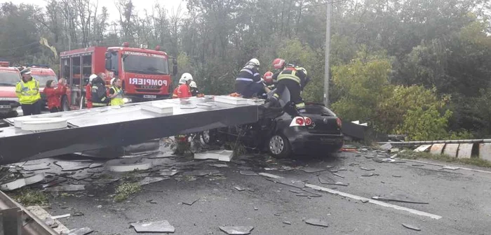 Prbuirea-porii-de-la-intrare-n-Timioara-filmat-de-tnrul-mort-n-incident-Ecranul-telefonului-s-a-ntunecat