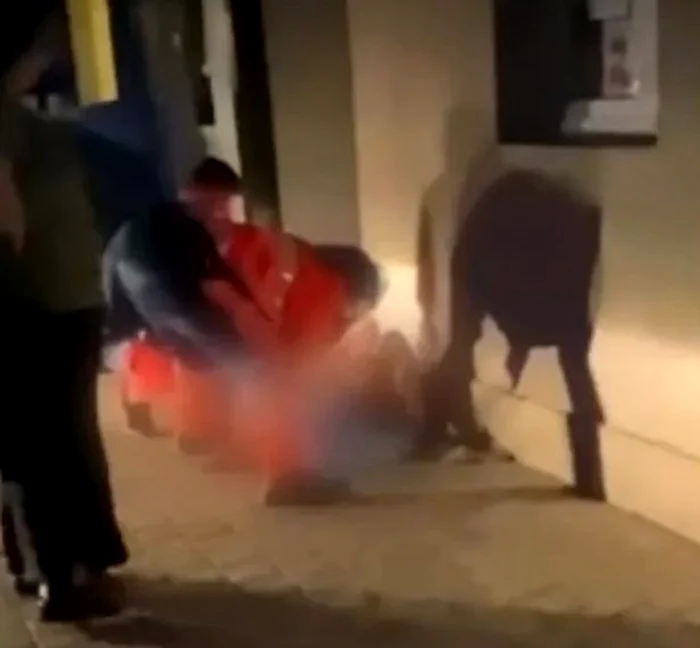 Protest-n-faa-Primriei-Urziceni-Se-cere-demisia-primarului-oraului-unde-o-femeie-a-nscut-pe-trotuar
