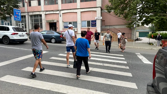 Protest-pe-trecerea-de-pietoni-n-oraul-Mcin-fa-de-interzicerea-parcrii-mainilor-n-centrul-oraului-de-ctre-CNAIR-