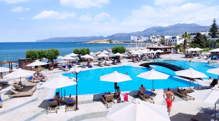 Romnii-care-merg-la-terasele-din-Grecia-la-bustul-gol-subiect-de-scandal-Nu-suntei-n-solarul-de-roii-de-acas-