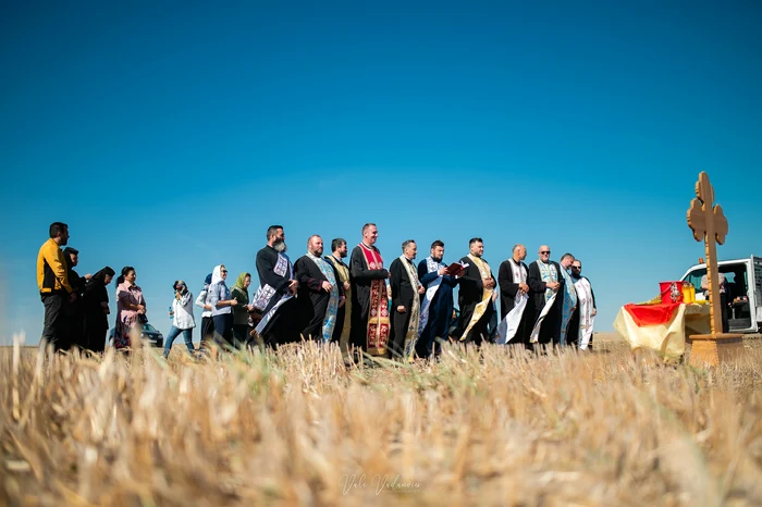 Rugciune-pentru-ploaie-fcut-de-Arhiepiscopul-Tomisului-pe-un-cmp-de-lng-Nvodari