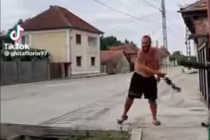 S-a-filmat-n-timp-ce-prindea-de-coad-o-pisic-i-ddea-cu-ea-de-pmnt-Acum-brbatul-este-reinut
