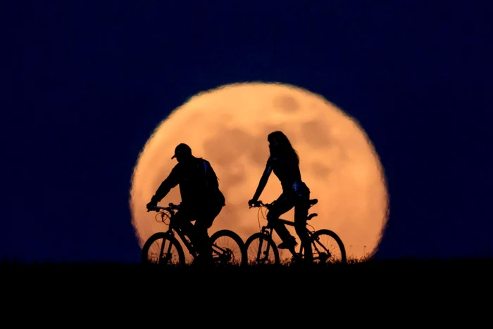 Spectacol-fascinant-pe-cerul-nopii-pe-29-septembrie-Cum-ne-afecteaz-Luna-Recoltei-ultima-Superlun-din-2023