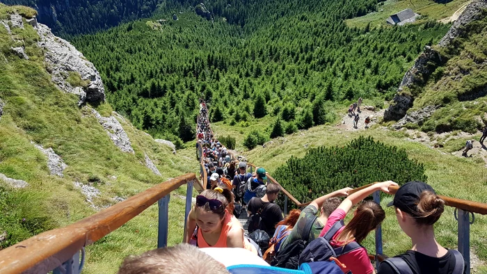Spectaculoasa-scar-spre-Toaca-atrage-turitii-ca-un-magnet-Aglomeraia-din-Ceahlu-ca-pe-Marele-Zid-Chinezesc-FOTO