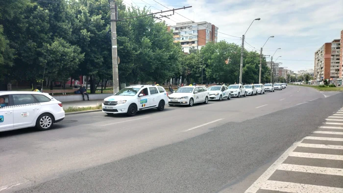Taximetritii-protesteaz-pe-strzile-Galaiului-oferii-cer-interzicerea-Bolt-i-Uber