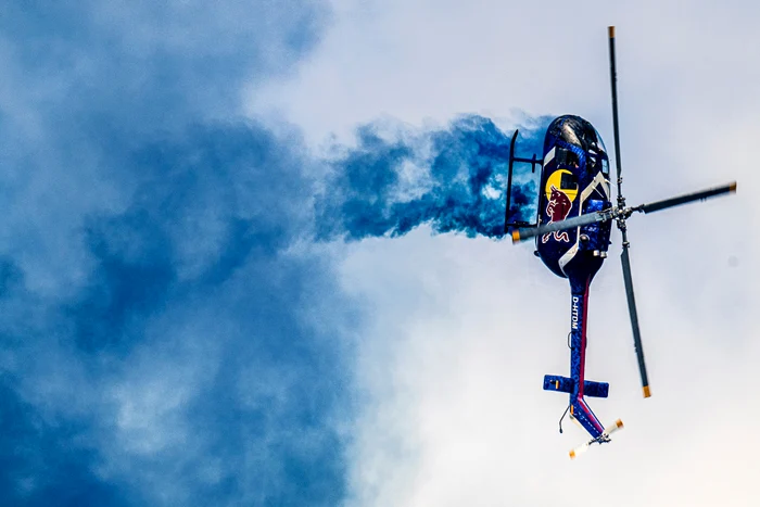 The-Flying-Bulls-Aeroclubul-Romniei-i-Hawks-of-Romania-fac-spectacol-n-aer-pe-17-septembrie-la-Red-Bull-Flugtag