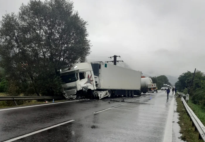 Trafic-blocat-pe-DN7-o-cistern-ncrcat-cu-GPL-s-a-ciocnit-cu-un-camion-Zona-a-fost-evacuat