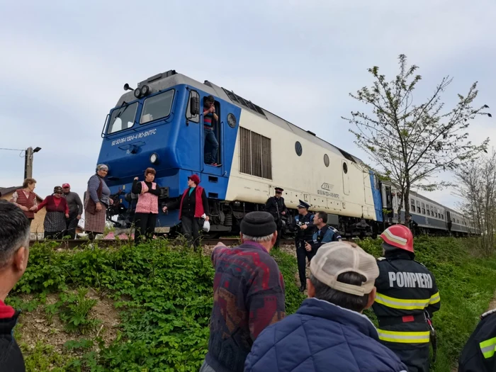Tren-CFR-cu-350-de-cltori-lsat-ntr-o-halt-fr-locomotiv-timp-de-o-or-i-jumtate-Explicaia-este-halucinant