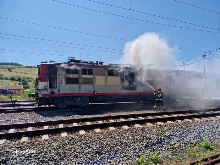 Tren-n-flcri-la-Oradea-20-de-pasageri-i-personalul-feroviar-au-fost-evacuai
