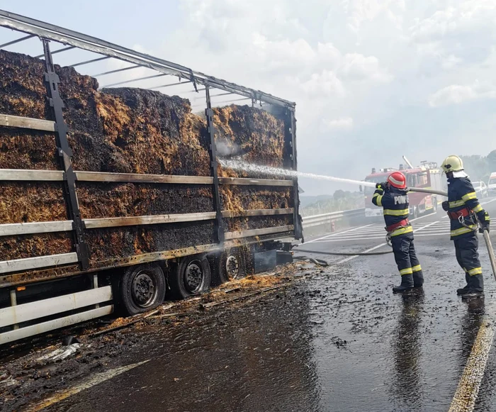 Un-autotren-ncrcat-cu-baloi-de-paie-a-luat-foc-pe-DN6-n-Caransebe-